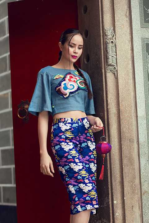 Do đó, việc kết hợp gấm với denim - một chất liệu hiện đại, mới mẻ và gần như đối lập với gấm sẽ tạo ra được hiệu ứng mới trong thiết kế. Những hoạ tiết trong các bộ sưu tập trước cũng được dùng để kết hợp với denim như một phương thức cách điệu, dù hoạ tiết cổ xưa nhưng không cổ hủ. 