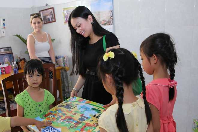 Hà Phương dẫn 2 con gái (bìa phải) đến thăm và trao quà cho trẻ mồ côi tại chùa Diệu Giác (TP HCM) cách đây không lâu. 