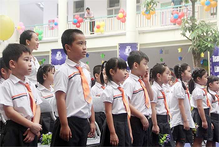 Đúng 7h30, lễ khai giảng năm học mới ở trường tiểu học song ngữ Brendon (Hà Nội) chính thức được bắt đầu