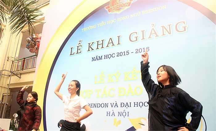 Lễ khai giảng của trường tiểu học song ngữ Brendon đặc biệt hơn khi có màn nhảy sôi động của toàn bộ học sinh trong trường