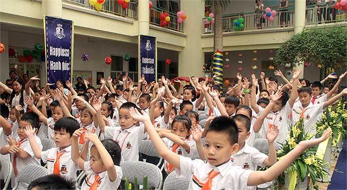 Các em nhỏ thích thú khi được thể hiện tiết mục nhảy sôi động