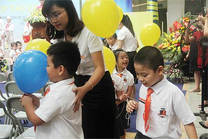 Các giáo viên chủ nhiệm đón học sinh lớp 1