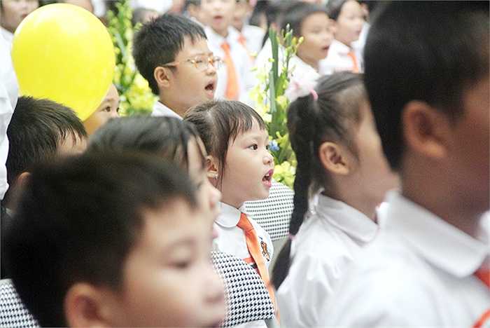 Mỗi học sinh đều cất vang bài Quốc ca đầy tự hào