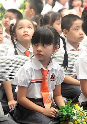 Đối với những học sinh lớp 1, nhiều em vẫn còn chút bỡ ngỡ ở ngôi trường mới. Trong buổi lễ khai giảng, nhiều em luôn để ý nhìn cha mẹ ở gần đó