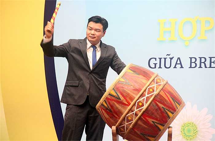 Thầy Hoàng Tùng, hiệu trưởng tiểu học song ngữ Brendon đánh hồi trống khai giảng báo hiệu năm học mới bắt đầu