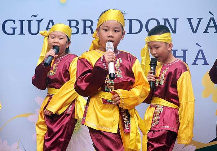 Tiết mục 'Vè nói dóc' của các học sinh lớp 4 nhận được sự hưởng ứng của đông đảo học sinh trong trường