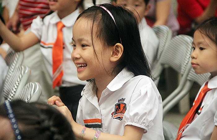 Học sinh nhỏ tuổi cảm thấy thích thú với những tiết mục do các anh chị trình diễn