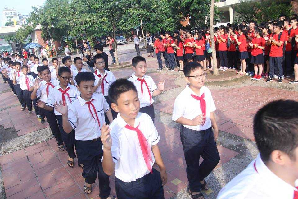 Nghi lễ chào đón học sinh lớp 6 vào trường THPT Lương Thế Vinh năm học mới