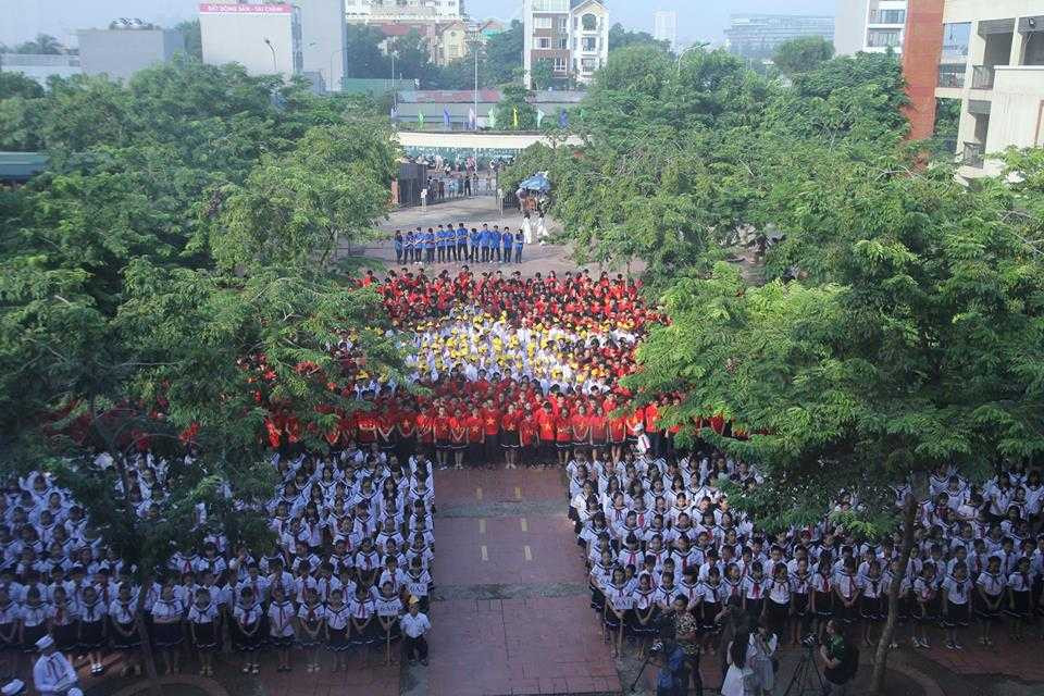 Học sinh trường THPT Lương Thế Vinh mặc áo cờ đỏ xếp hình cờ Tổ quốc