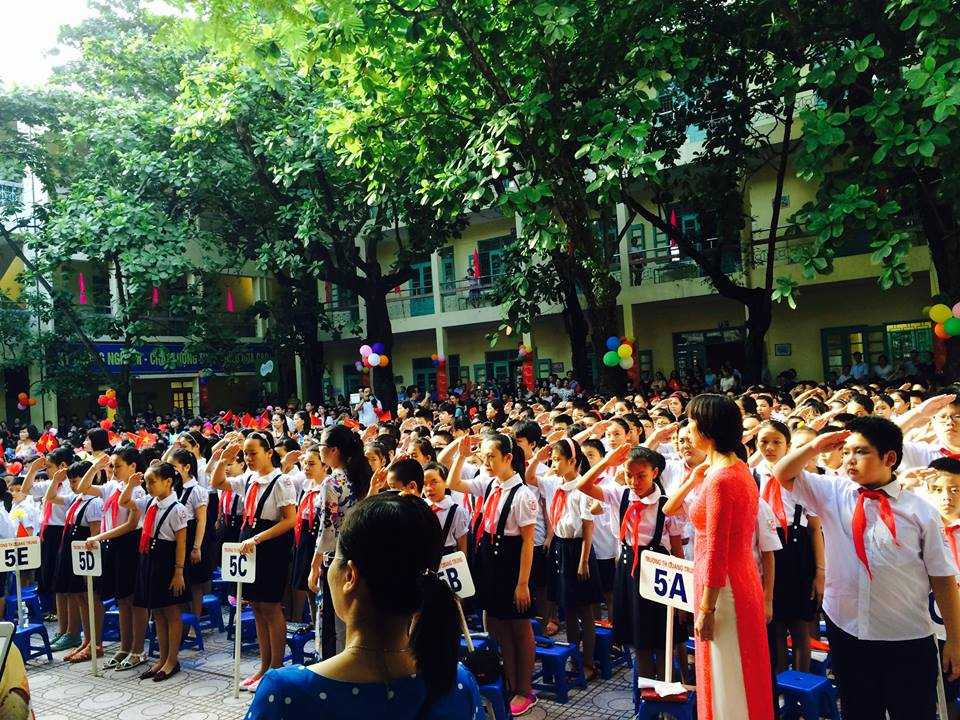 Nghi thức chào cờ, hát Quốc ca của học sinh trường tiểu học Quang Trung (Hà Nội) trong lễ khai giảng năm học mới 2015-2016 (Ảnh: Gia Long)