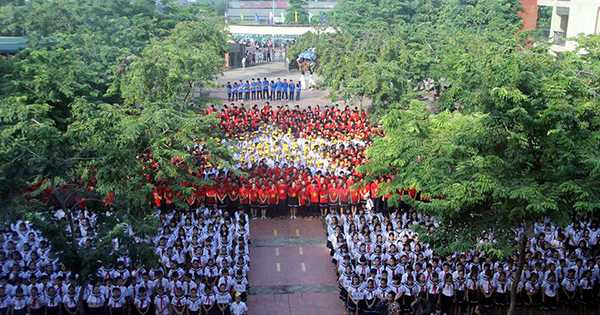 Học sinh trường THPT Lương Thế Vinh mặc áo cờ đỏ xếp hình cờ Tổ quốc