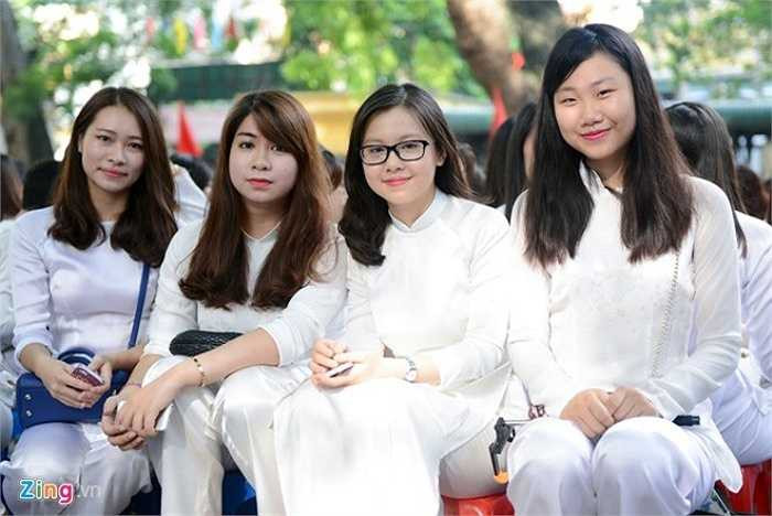 Các nữ sinh duyên dáng trong tà áo dài dự lễ khai giảng sau ba tháng nghỉ hè.