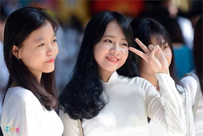 Các thiếu nữ cùng nhau chụp ảnh kỷ niệm, ghi lại khoảng khắc đáng nhớ.