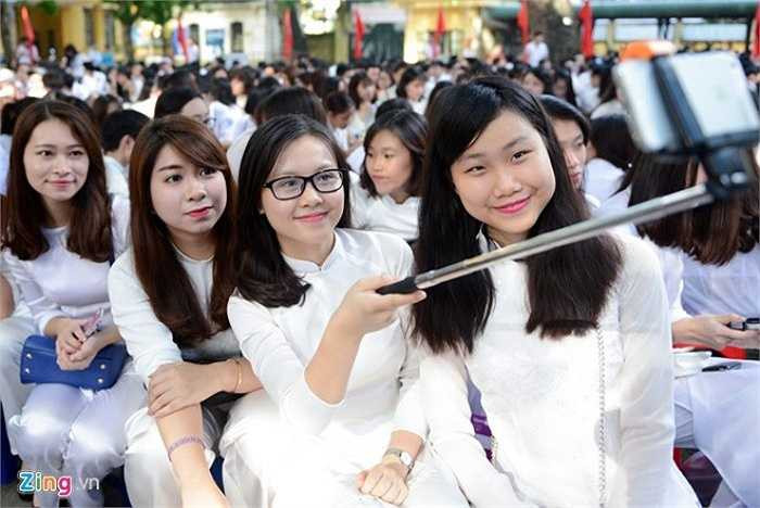 Phương và nhóm bạn cùng lớp lưu giữ những khoảng khắc kỷ niệm khó quên của tuổi học trò.