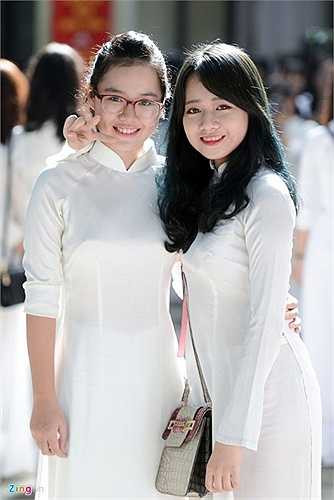 Những đôi bạn cùng nhau chụp ảnh ghi lại khoảng khắc đáng nhớ trong tà áo dài tinh khôi.