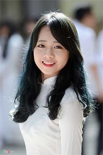 Nữ sinh Nguyễn Yến Nhi, bạn học cùng lớp với Bùi Hồng Ly. Sau lễ khai giảng, học sinh trường sẽ bắt đầu bước vào buổi học đầu tiên vào ngày thứ hai tới, 7/9/2015.