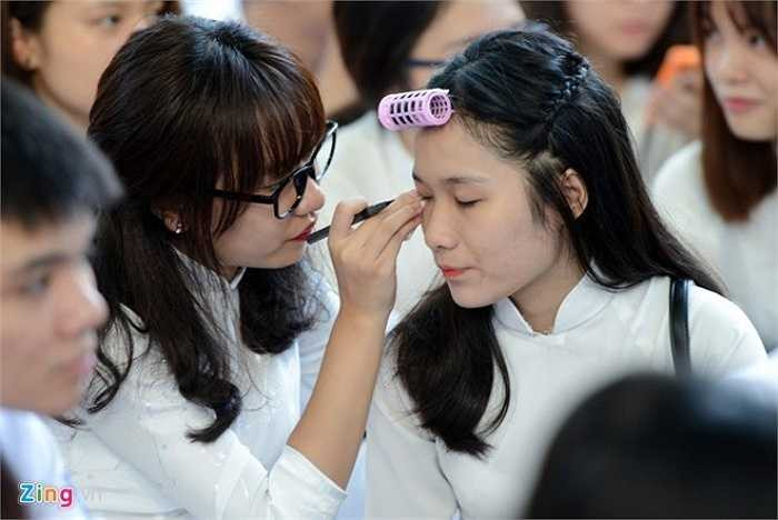 Đến trường từ sớm, nhiều bạn chưa kịp trang điểm, được bạn bè giúp đỡ để xinh đẹp trong ngày đầu năm học mới.