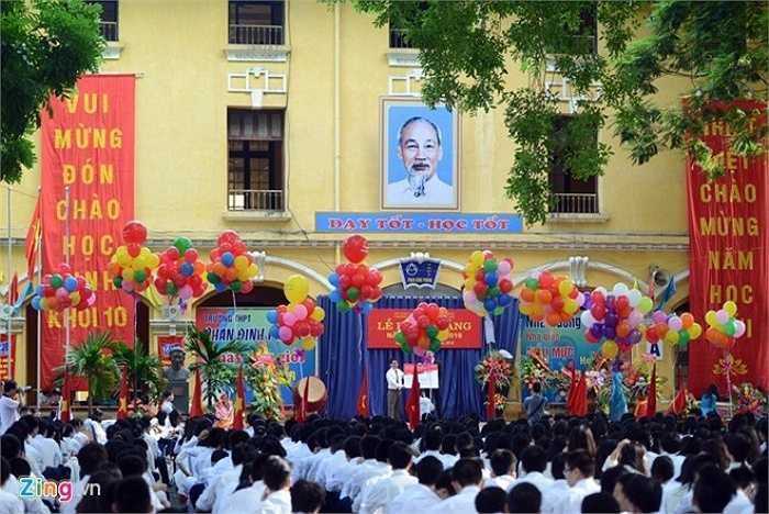 Đây là niên khoá thứ 42 của trường Phan Đình Phùng và Hoàng Diệu. Từ năm 1977 đến 1996, hai trường học chung địa điểm hiện nay, chia hai buổi sáng và chiều. Đến 1997, hai trường hợp nhất làm một.