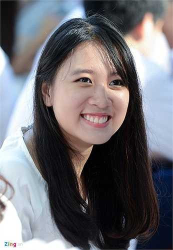 Những nụ cười tươi rạng rỡ trên khuôn mặt nữ sinh.