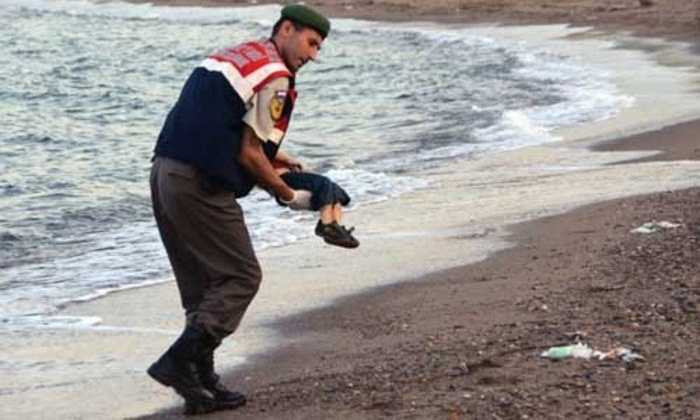 Hình ảnh em bé 3 tuổi người Syria, Aylan Kurdi ngủ 'gục' bên bờ biển sau chuyến tỵ nạn bất thành tới châu Âu đang khiến cộng đồng thế giới sôi sục trong thời gian qua 
