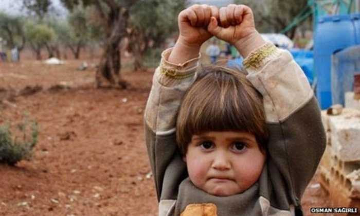 Phóng viên Osman Sagirli khi vừa giơ máy ảnh lên thì cô bé Adi Hudea vội vã giơ tay đầu hàng và mếu. Cử chỉ tưởng chừng như đơn giản nhưng thực sự khiến người ta phải một lần nữa thức tỉnh vì hoàn cảnh đáng thương của người dân trong vùng nội chiến Syria