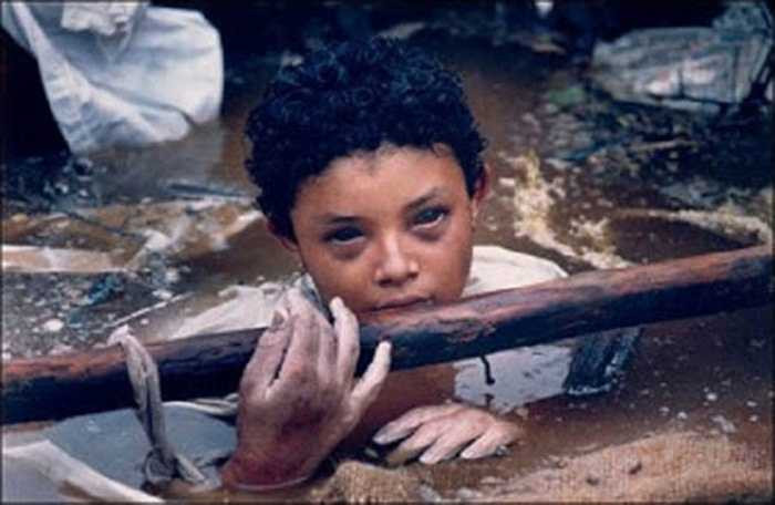 Tác giả Frank Fournier đã chụp lại bức hình cô bé Omayra Sanchez đang mắc kẹt trong đống đổ nát sau vụ phun trào núi lửa ở Colombia năm 1985. Cô bé được cứu nhưng đã mất trong bệnh viện sau 3 ngày chống chọi với hoại tử. Chính quyền địa phương ở Columbia bị thế giới chỉ trích sau khi chậm trễ trong việc giải cứu nạn nhân