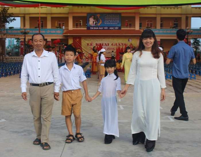 Nụ cười hồn nhiên của học sinh lớp 1 trong ngày khai giảng