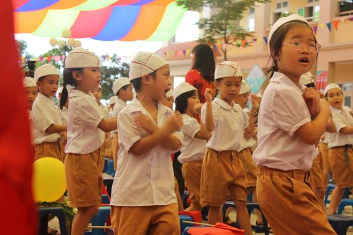 Nụ cười hồn nhiên của học sinh lớp 1 trong ngày khai giảng