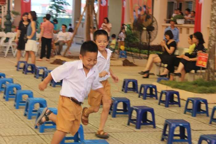 Nụ cười hồn nhiên của học sinh lớp 1 trong ngày khai giảng