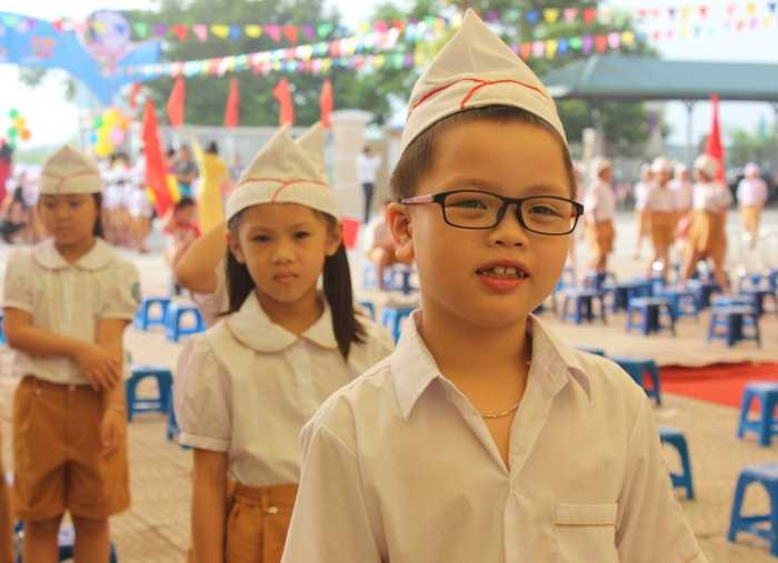 Nụ cười hồn nhiên của học sinh lớp 1 trong ngày khai giảng