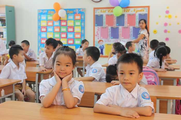 Nụ cười hồn nhiên của học sinh lớp 1 trong ngày khai giảng