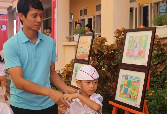 Nụ cười hồn nhiên của học sinh lớp 1 trong ngày khai giảng