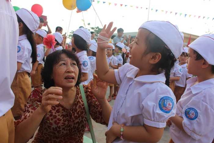Nụ cười hồn nhiên của học sinh lớp 1 trong ngày khai giảng