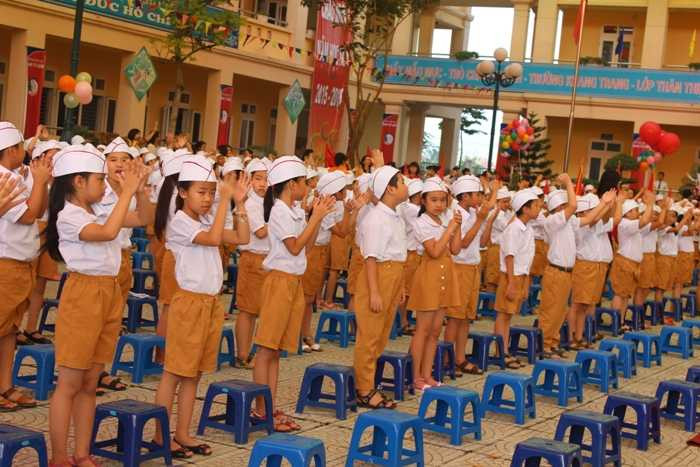 Nụ cười hồn nhiên của học sinh lớp 1 trong ngày khai giảng