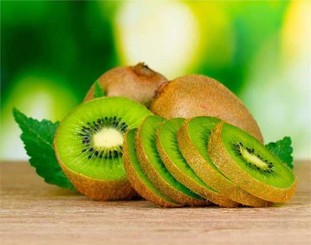 Kiwi: Một số chuyên gia nói rằng kiwi nên được tiêu thụ để có cơ bắp vì chúng chứa vitamin C và khả năng đốt cháy chất béo. 