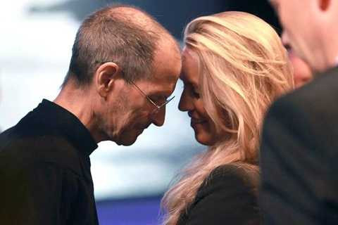 Bà Laurene Powell là người đã đứng bên Steve Jobs sau hầu hết mọi sóng gió của cuộc đời Bà Laurene Powell là người đã đứng bên Steve Jobs sau hầu hết mọi sóng gió của cuộc đời