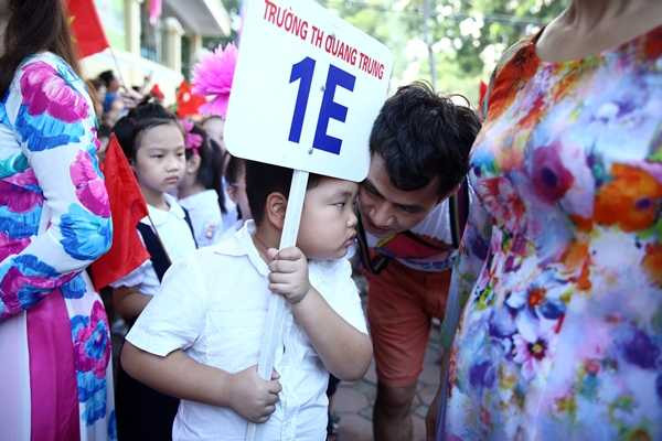 Xuân Bắc trò chuyện cùng cu Bi trước khi bước vào lễ khai giảng