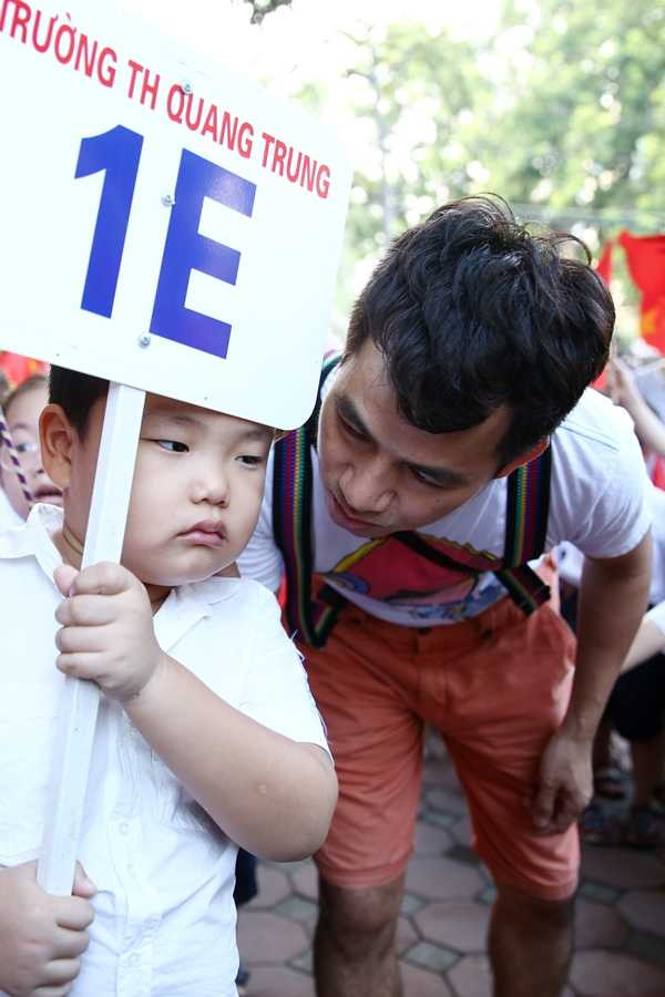 Xuân Bắc tại lễ khai giảng trường tiểu học Quang Trung