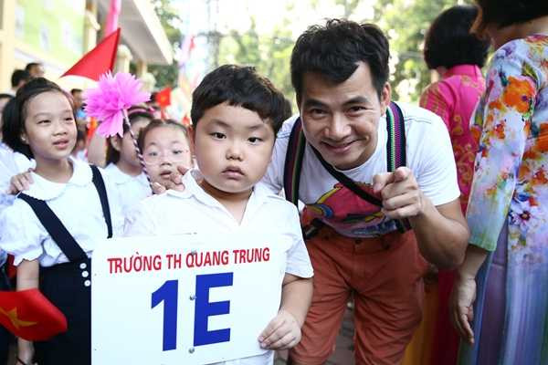 Danh hài Xuân Bắc và cu Bi chụp ảnh trong ngày lễ khai giảng.