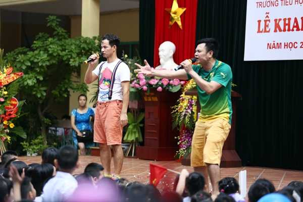 Xuân Bắc và Tự Long khuấy động sân khấu trường tiểu học Quang Trung trong lễ khai giảng năm học mới
