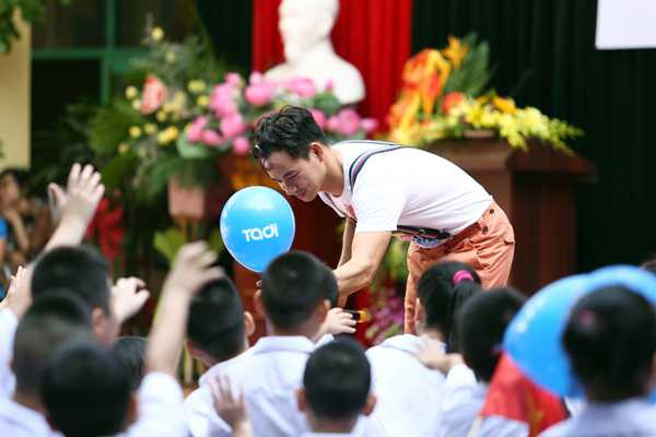 Không quên dành tặng những học sinh nhí những món quà nhỏ