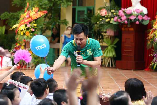 Xuân Bắc quậy tung trường cu Bi ngày khai giảng