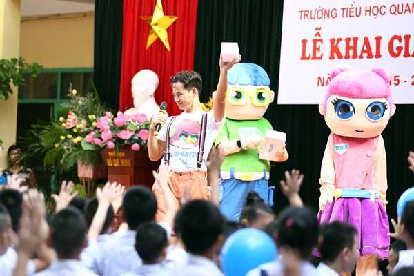 Xuân Bắc quậy tung trường cu Bi ngày khai giảng