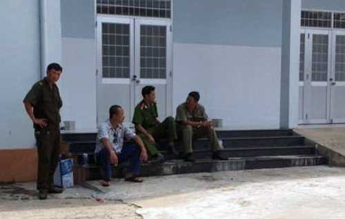 Công an thị trấn Dương Đông trực gác bên ngoài nơi lưu giữ xác Nguyễn Văn Hữu - Ảnh: H.Trung