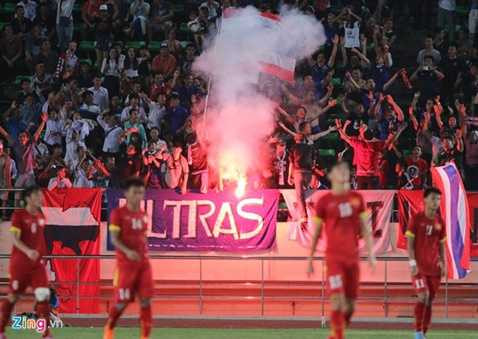 CĐV Thái Lan đốt pháo sáng trên sân CĐV Thái Lan đốt pháo sáng trên sân