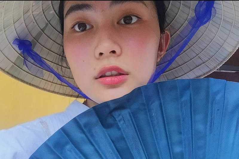 Helly Tống khi make-up.