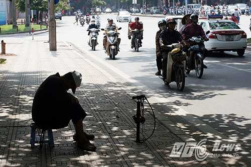 Người lao động mệt mỏi khi phải mưu sinh ngoài trời nắng nóng