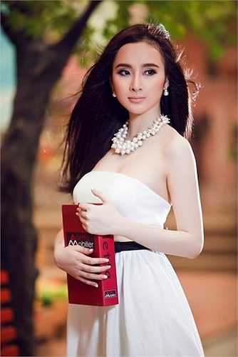 Angela Phương Trinh được mệnh danh là 'nữ hoàng thị phi' nhờ hàng loạt những scandal ở tuổi còn rất trẻ.