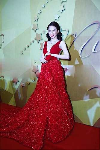 Váy áo hở hang, xẻ sâu táo bạo.