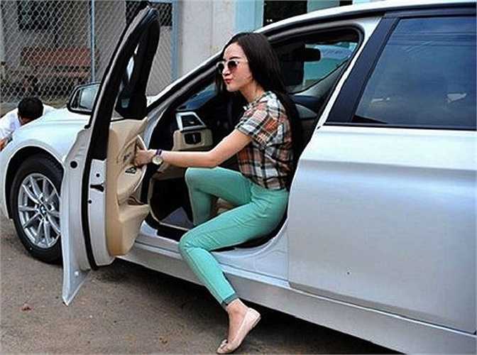 Cũng giống như Ngọc Trinh, Angela Phương Trinh không ít lần dính thị phi khi khoe nhà, khoe xe, hàng hiệu, ...